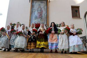Benicàssim honra a sus patrones con ofrenda de flores y procesión