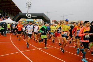 300 corredores desafían a la lluvia y participan en la Mitja Marató Ciutat de Torrent