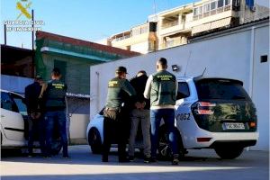 La Guardia Civil detiene en Crevillent a dos hombres por el robo en vehículos aparcados en polígonos