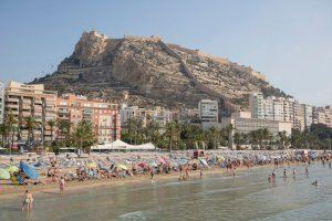 Cierran la playa del Postiguet en Alicante por la presencia de un vertido de origen desconocido