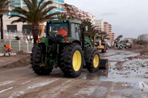 Oropesa del Mar trabaja para restablecer el acceso a las zonas afectadas tras los destrozos del temporal