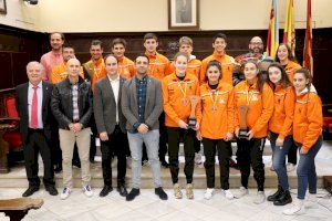 El Ayuntamiento de Sagunto recibe a la expedición de deportistas de clubes de balonmano del municipio por participar en el Campeonato de España de selecciones autonómicas