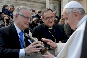 La Cofradía de San Vicente Ferrer de Llíria regala al Papa una Medalla y una réplica de la imagen del santo