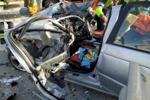 Rescatan a dos heridos graves del interior de un vehículo en un accidente en Alicante