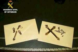 Recuperen dues creus que havien sigut sostretes d'una parròquia a Torrevieja