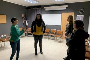 Patricia Puerta estudia con la Asociación de Sordos de Castellón implantar la lengua de signos en la Diputación