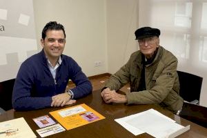 El Alcalde Sagredo recibe al paternero Antonio Benet, referente de la Filatelia Española