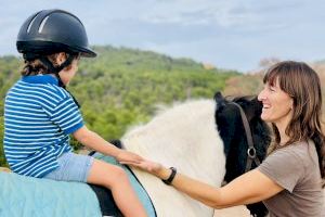 Becan a diez familias valencianas para que sus hijos accedan a terapia asistida con animales