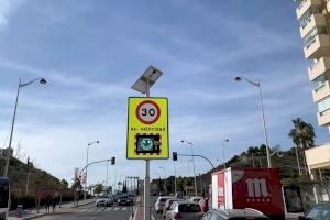 Benidorm instala un radar informativo en la avenida Vicente Pérez Devesa para que los vehículos moderen la velocidad