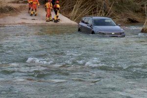 Rescatan a un hombre del interior de su coche tras caer al Serpis en Gandia