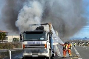 Arde un camión que transportaba una caseta de obra en Montesa