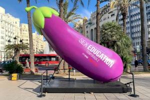 Plantan una berenjena gigante en la Plaza del Ayuntamiento de Valencia