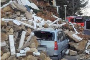 Un corrimiento de tierra en Chiva causa la caída de un muro y aplasta dos coches