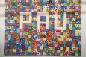 Los escolares de Almenara confeccionan un mural conmemorativo del Día de la Paz con 460 pequeños lienzos