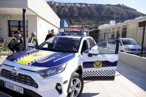 El nuevo coche de la policía de Cullera permitirá lanzar mensajes de precaución y advertencia