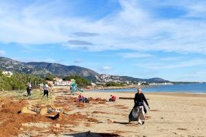 Un centenar de voluntaris recullen una tona de residus del temporal a les platges d'Alcossebre