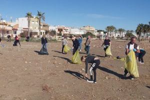 Xilxes recull més de 500 kg de residus de les seues platges després del temporal