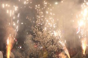 Més de 12.000 coets il·luminen Torrent amb l'Entrà de la flor