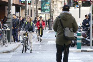 Uno de cada cuatro vehículos del carril bici en Valencia no es una bici