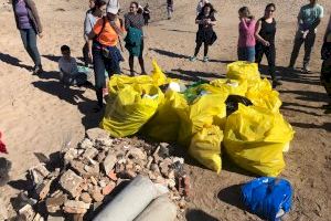 La ONG Xaloc limpia la playa tras el paso de la borrasca Gloria junto con un centenar de voluntarios