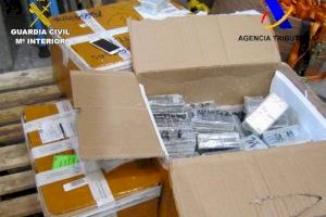 Interceptado en el Puerto de Alicante un cargamento de teléfonos móviles falsificados