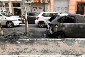 Un hombre incendia 16 vehículos en Ruzafa y se da a la fuga en motocicleta