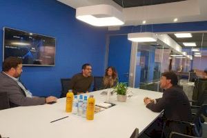 Barcala resalta la capacidad de atracción de Alicante para las empresas innovadoras en su visita a las nuevas instalaciones de la consultora ROI UP