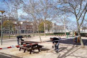 Paterna renueva mobiliario urbano con bancos y mesas realizados con materiales 100% reciclados