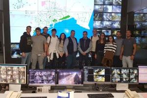 El Ayuntamiento recibe a los alumnos del ciclo formativo de Emergencias y Protección Civil del Instituto Leonardo Da Vinci en el Centro de control de Tráfico de Alicante