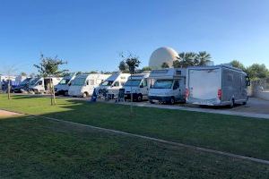Guillamón: “La ordenanza de autocaravanas sigue sin estar en vigor después de 4 años, permitiendo acampar gratis a primera línea de playa”
