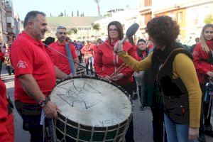 Més de 600 bombos i tambors sonen per les calles d'Almenara