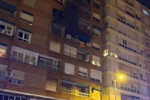 Un incendi en un edifici d'Alzira acaba amb dos ancians hospitalitzats per cremades