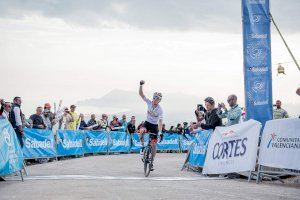 El ganador de la Volta a la Comunitat Valenciana, Tadej Pogacar, vence en la etapa reina en la Serra de Bèrnia