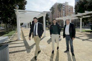 Alicante mejora y repara los pavimentos terrizos de zonas verdes y renueva el mobiliario urbano en quince espacios de la ciudad