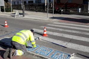 El Ayuntamiento refuerza la señalización vial de la plaza Puerta del Sol de La Canyada