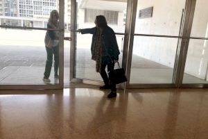 Ciudadanos reclama de nuevo al PP hacer accesible la entrada al ayuntamiento de Benidorm