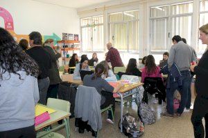 30 docents de tota Espanya coneixen el model innovador educatiu de l'IES Jaume I