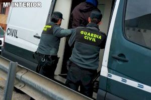 La Guardia Civil detiene a dos personas implicadas en 5 robos en establecimientos y vehículos en la localidad de Silla