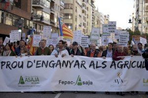 Miles de agricultores a una voz en Valencia: “Basta de mentiras y engaños, queremos vivir de nuestra profesión”