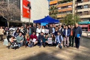El PP de Valencia recoge firmas en la plaza de los Pinazo para pedir que se paralicen las imposiciones en movilidad