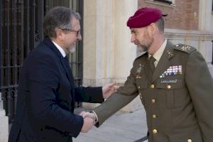 José Martí recibe al teniente coronel jefe del Cuartel General Terrestre de Alta Disponibilidad en Bétera