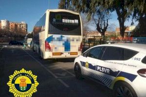 La Policía Local controla 12 vehículos  escolares dentro de la última campaña de la DGT
