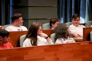 El alumnado del proyecto Erasmus+ del colegio Monte Sión visita el Ayuntamiento de Torrent