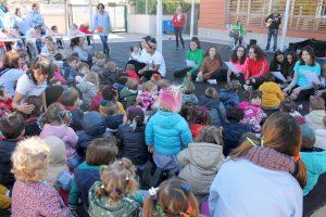 Actividad intergeneracional entre alumnado de las escuelas infantiles municipales y el IES de Benicàssim