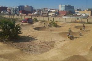 Instalan un circuito para bicis y patines en el barrio de Natzaret