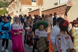 El Carnaval escolar llena de ritmo y color las calles de Almenara