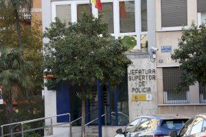 La Jefatura de Policia demana que els agents atenguen en valencià i aquests responen: “És una llengua que no se'ns exigeix conéixer”