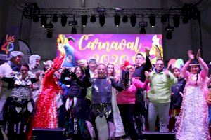 Las peñas desfilan al ritmo de Carnaval por las calles de Benidorm