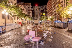 Alicante vuelve a la normalidad en tiempo récord tras una noche frenética para el servicio de limpieza