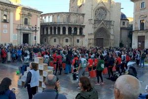 Centenars de persones es manifesten a València per a demanar unes Falles sense corregudes de tots